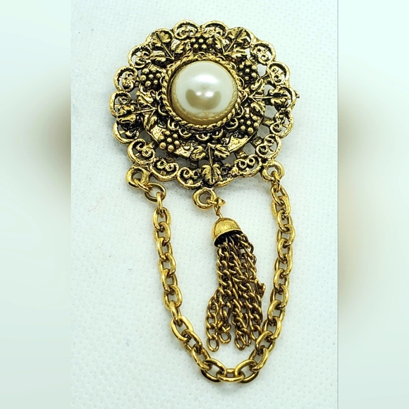 Elegant Vintage Gold Brooch